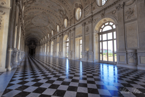 Venaria Reale interno corridoio laterale Torino foto Alberto Silva